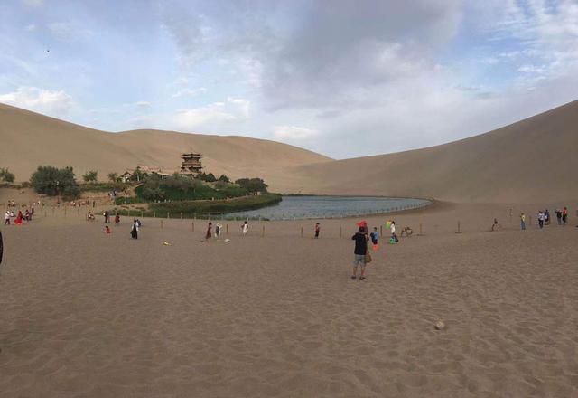 甘肃省的这片沙漠戈壁，是多少历史名人向往的圣地，每年游客如云