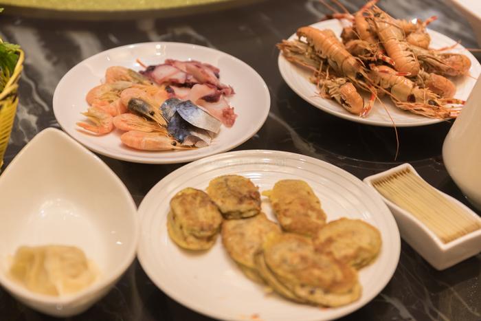 山东威海石岛渔港旁边吃海鲜，98元的自助火锅能吃啥？