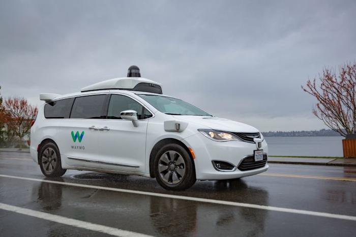 Waymo在佛罗里达州开启无人驾驶测试，只为在暴雨中狂奔