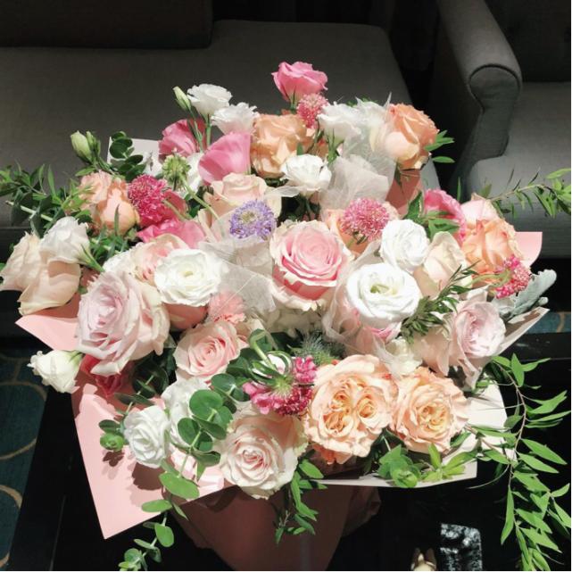 郎朗为25岁娇妻庆生送超大束鲜花，夫妻俩深情相拥太甜了