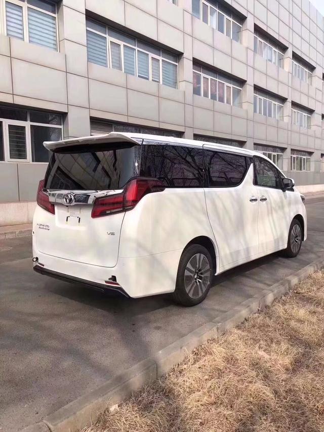 2019款丰田埃尔法高端的MPV
