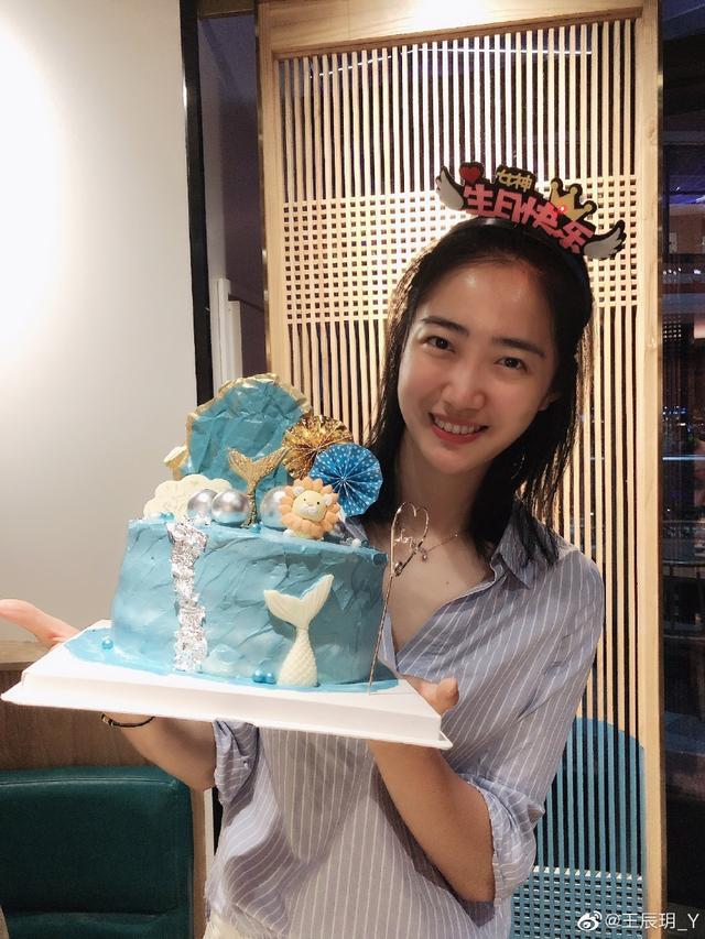 发福仍明艳动人！24岁女排国手晒庆生美照，笑容甜美女神范十足