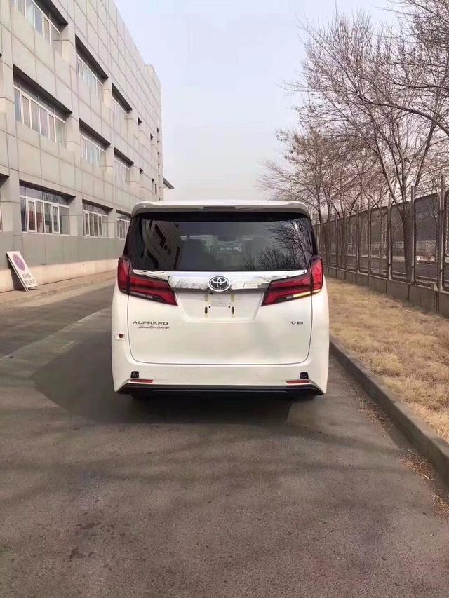 2019款丰田埃尔法高端的MPV