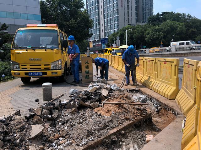 「走近南京的水动脉④」凌晨小区自来水爆管道路被淹，维修团队抢在中午前恢复供水