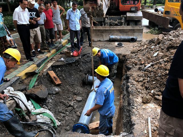 「走近南京的水动脉④」凌晨小区自来水爆管道路被淹，维修团队抢在中午前恢复供水