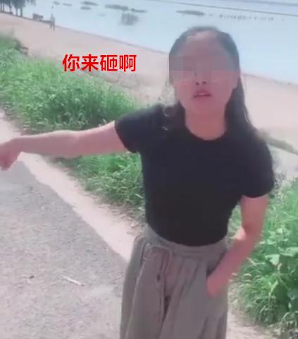 “重庆白帽姐”后，连云港一女司机，逆行堵百辆车，叫嚣：你来砸