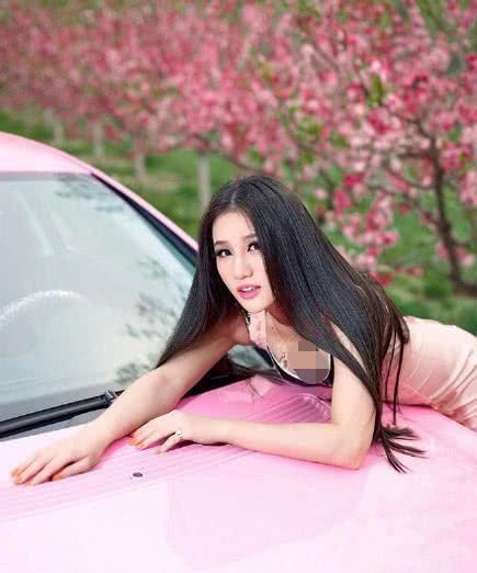 粉红车模再现桃花源，甲壳虫红粉佳人多美丽，看了车模就知道