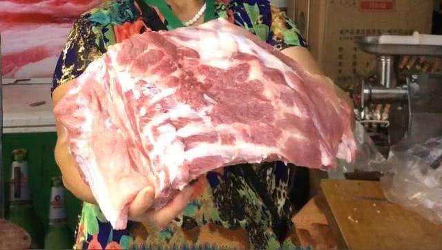 东北小哥国外买猪肉，举动吓坏老板，直呼：中国人真有钱！