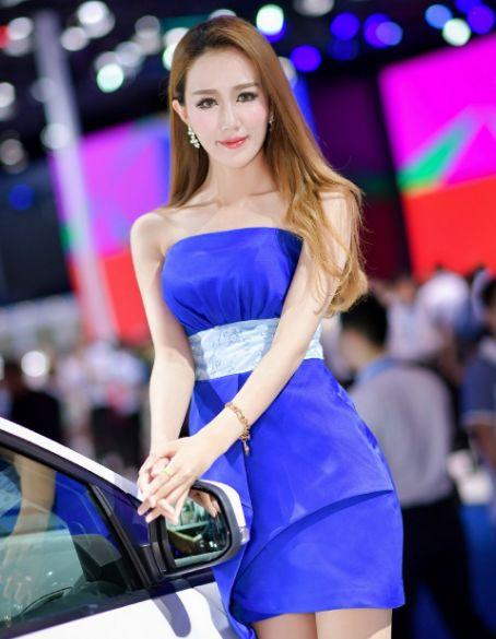 新加坡车模鼎力相助帕萨特车展，身穿蓝色衣服如出水芙蓉