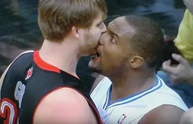 NBA球员们亲吻的瞬间！阿泰皮尔斯相爱相杀，亲姚明一口太难了