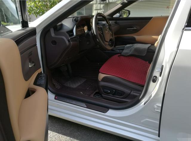 花35万元买雷克萨斯ES200豪华版，一进门的服务态度让车主很暖心