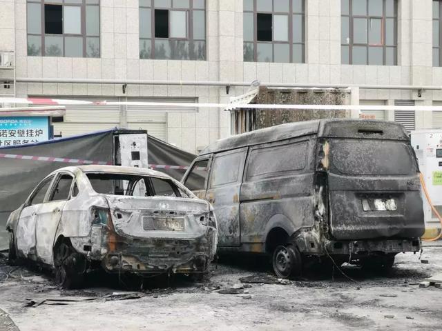 【独家报道】昨夜，西安一辆风神E70在充电站起火爆炸