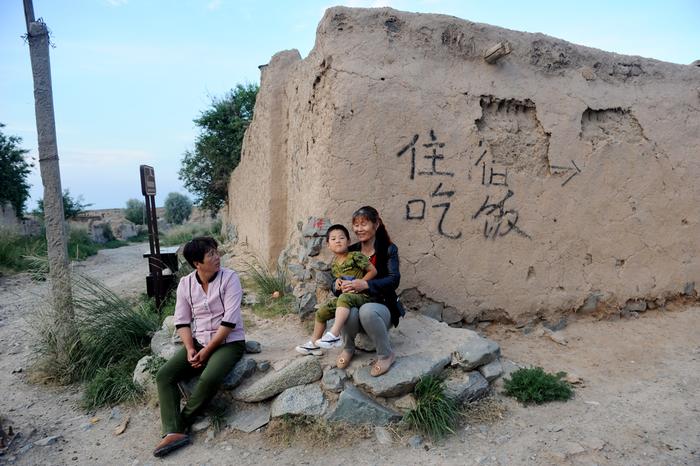 百年古城形如乌龟，城中居民牧羊农耕住矮房，生活原始却不愿迁出