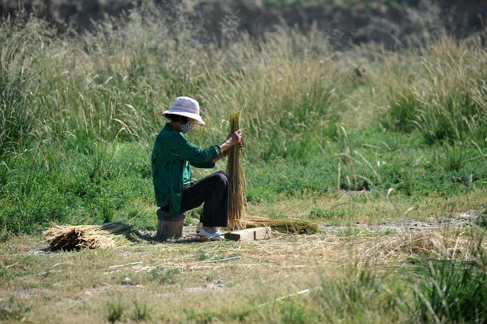 百年古城形如乌龟，城中居民牧羊农耕住矮房，生活原始却不愿迁出