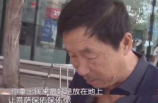 来青岛旅游遇糟心一幕 \"哑巴大师\"免费算命变抢钱