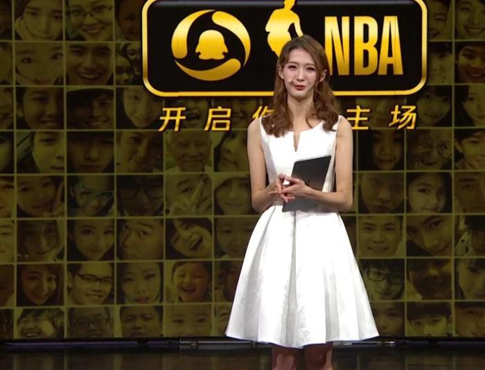 腾讯八虎！美娜小七领衔NBA女主持大合影，多人膝盖通红令人心酸