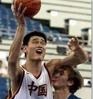 NBA球员们亲吻的瞬间！阿泰皮尔斯相爱相杀，亲姚明一口太难了