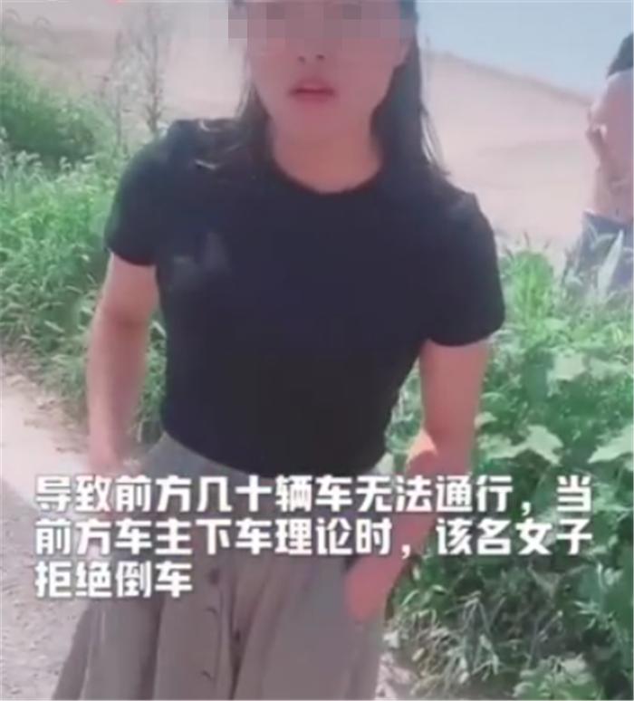 苏G·52的女司机，座驾蓝鸟，逆行堵几十辆车，背景强大不挪车