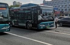 情报站|济南历山路和解放路路口两公交相撞，一乘客腿部受伤