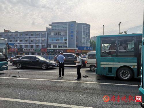 情报站|济南历山路和解放路路口两公交相撞,一乘客腿部受伤