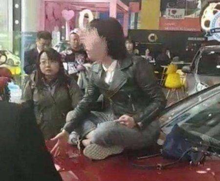 “奔驰维权女车主”终于换新车，看到新座驾