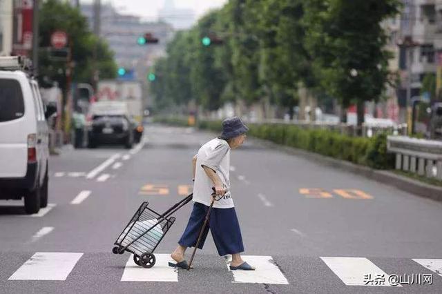 比全面进入老龄化社会更严峻的，是中国啃老族群体人数的增加