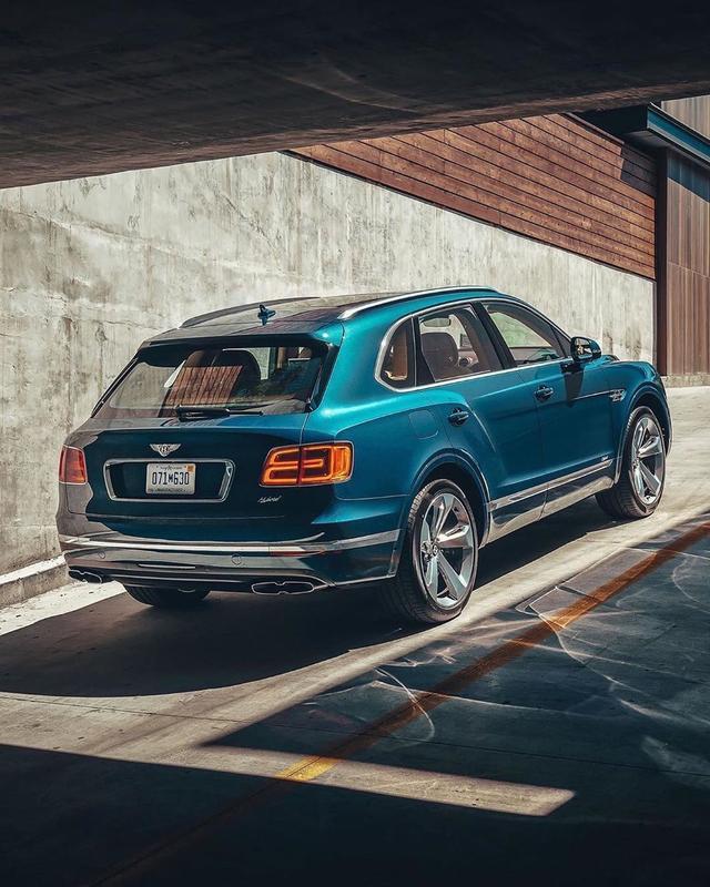 宾利Bentayga Hybrid，虽然是新能源汽车，但是我也开不起