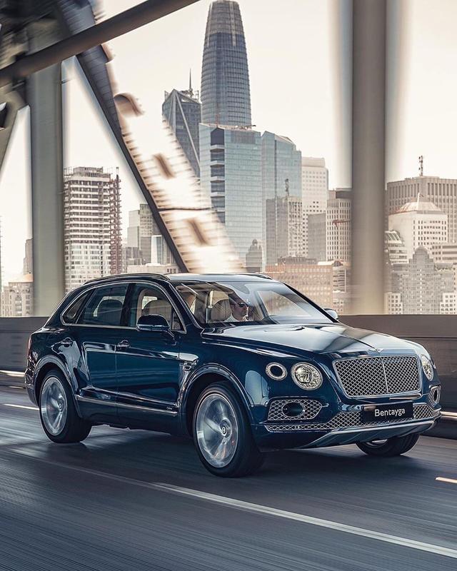 宾利Bentayga Hybrid，虽然是新能源汽车，但是我也开不起