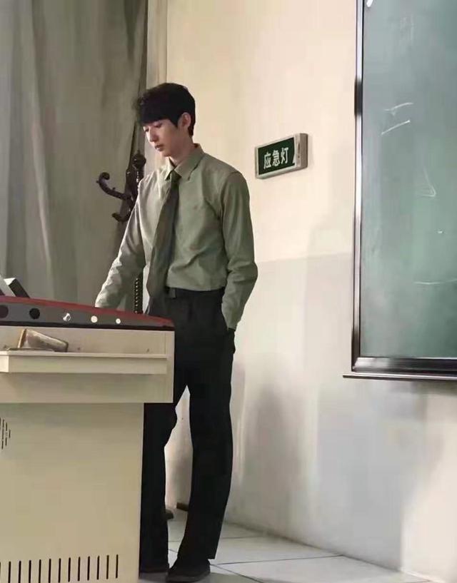 日本高颜值法学教授木村草太刷屏？别酸！国内这些高校也有帅老师