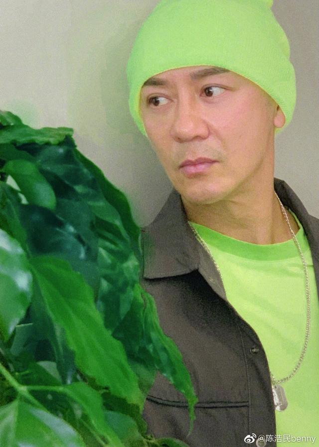 49岁陈浩民头戴绿帽尖下巴示人撞脸江华，承认微调后脸部变化明显