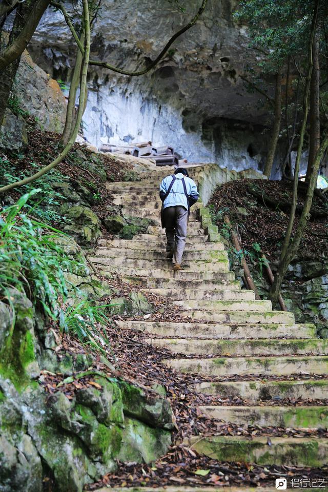 贵州守棺人：白天工地搬砖，晚上拿300月薪，洞穴守护567具棺材