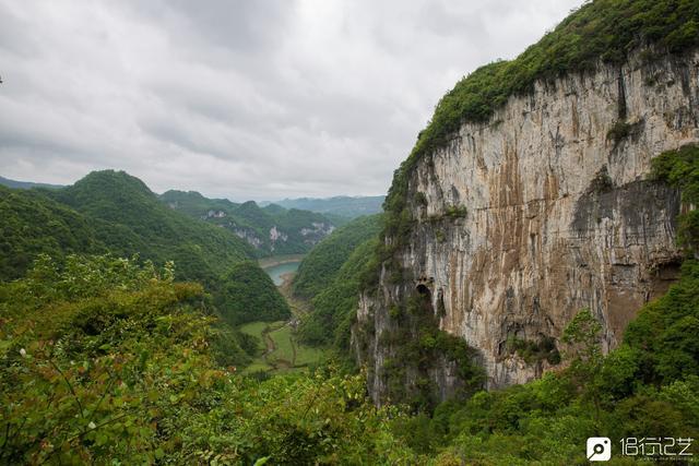 贵州守棺人：白天工地搬砖，晚上拿300月薪，洞穴守护567具棺材