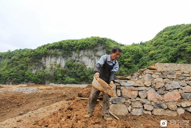 贵州守棺人：白天工地搬砖，晚上拿300月薪，洞穴守护567具棺材