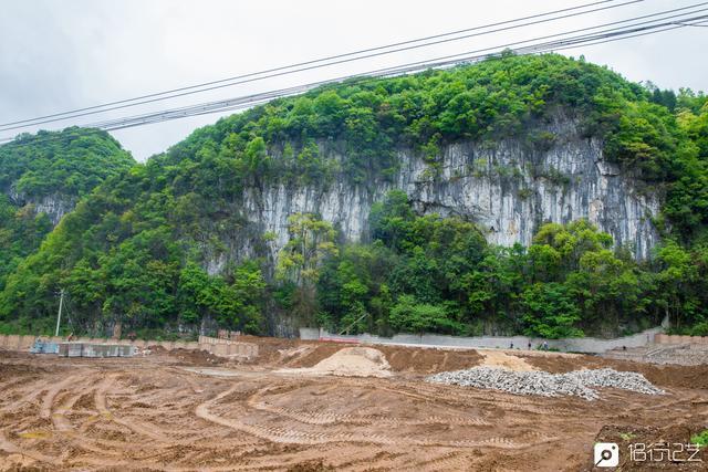 贵州守棺人：白天工地搬砖，晚上拿300月薪，洞穴守护567具棺材