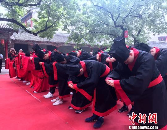 台湾大学生西安开启文化之旅 着汉服感悟传统之美
