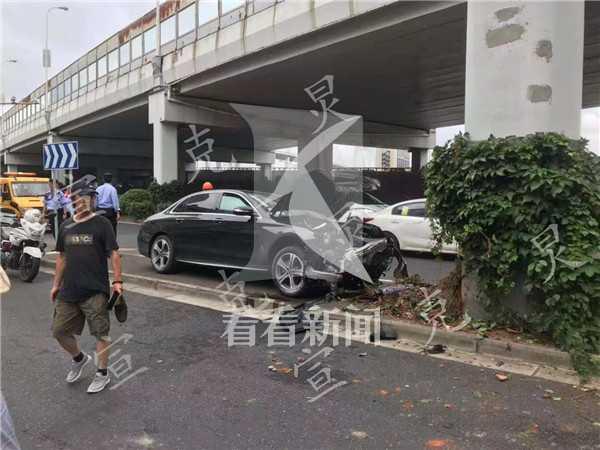 中山南路：奔驰车失控撞高架立柱 一人受伤