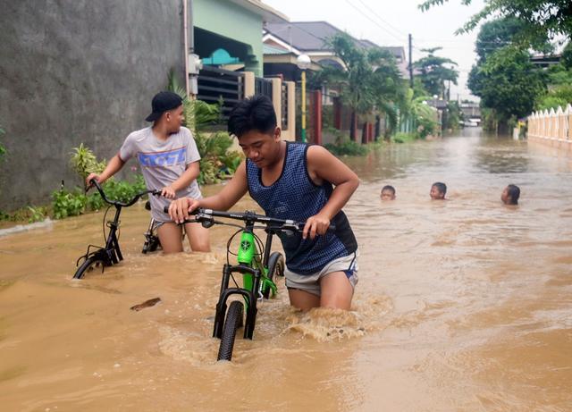 台风“白鹿”袭击菲律宾 道路淹没已造成两人死亡