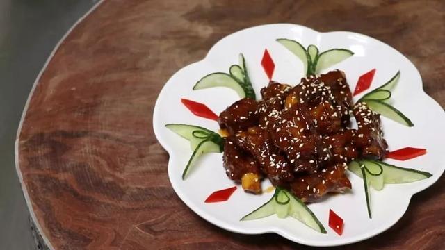 一盘红烧排骨，配一碟青菜一碗米饭即可成就一顿美食