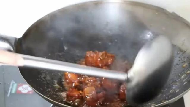 一盘红烧排骨，配一碟青菜一碗米饭即可成就一顿美食
