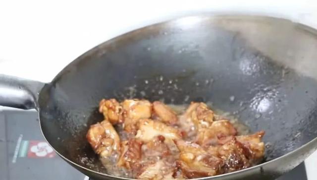 一盘红烧排骨，配一碟青菜一碗米饭即可成就一顿美食