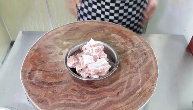 一盘红烧排骨，配一碟青菜一碗米饭即可成就一顿美食