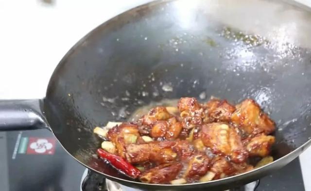 一盘红烧排骨，配一碟青菜一碗米饭即可成就一顿美食
