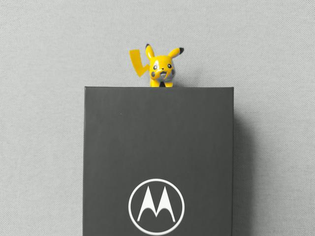 黑白画面里的黄色皮卡丘，除了专色超宽屏手机Moto P50表现几何