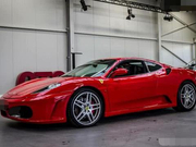 女子大力推车，男子却坐在车里，网友：这就是法拉利的魅力？