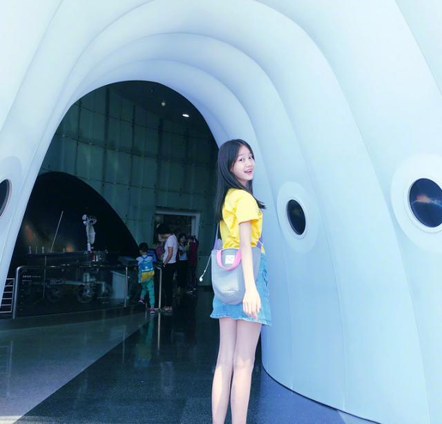 赵薇“女儿”晒标准游客照，亭亭玉立气质出众，一双长腿引人注目
