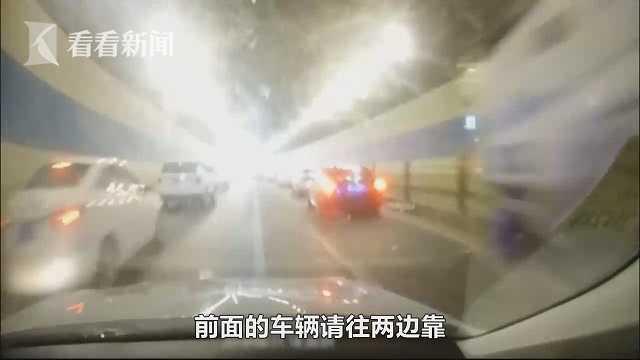 救护车被堵隧道！辅警咆哮“让开，往两边靠” 喊出生命通道