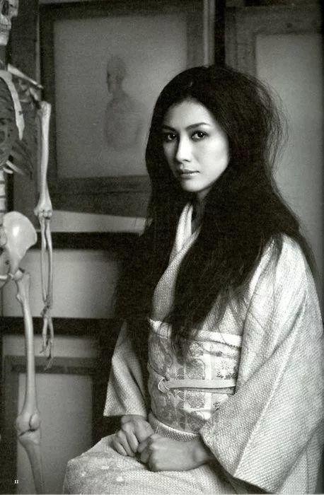 她是日本美女画家，喜欢画诡异阴森怪画，人称绘画版的“贞子”