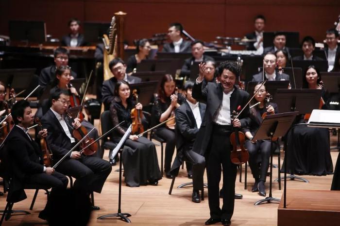 想获得中国杰出小提琴家吕思清的专业指导吗？除了他的音乐会，这真的可以有…