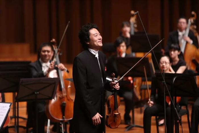 想获得中国杰出小提琴家吕思清的专业指导吗？除了他的音乐会，这真的可以有…