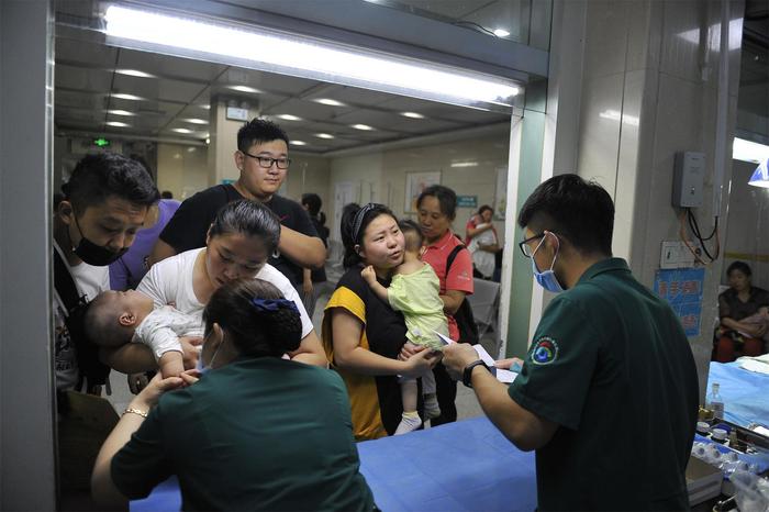 儿童医院深夜急诊室，患儿哭闹家长焦急护士忙得团团转